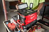 MILWAUKEE M18 POALC PROJECTEUR DE CHANTIER PACKOUT HYBRIDE 18V SANS BATTERIE 3000 LUMENS 4933478120